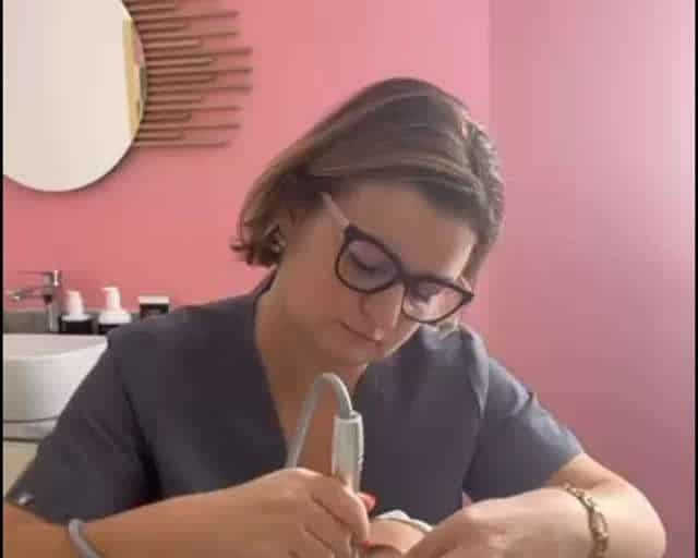 Alina Bruyère réalisant un soin du visage au Centre Mes à Moi à Pézenas
